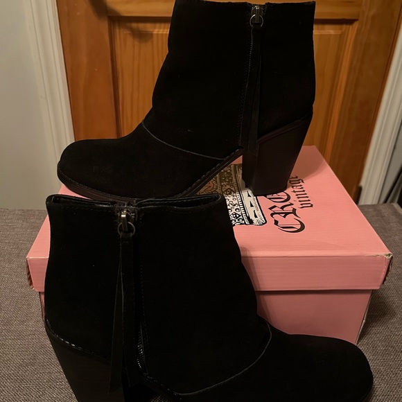 Crown Vintage Black Suede ankle boots, with tassel on each side - Picture 3 of 6